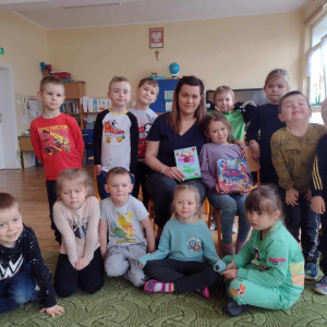 Dzieci na wspólnym pamiątkowym zdjęciu z mamą Lilianny.