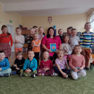 Dzieci na wspólnym pamiątkowym zdjęciu z mamą Mileny.