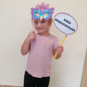 dziewczynka z kolorowa maska