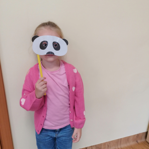 dziewczynka z maską Pandy