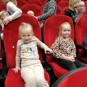 dzieci czekające na spektakl teatralny w Chojnickiego Centrum kultury