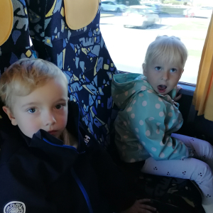 Dzieci w autobusie