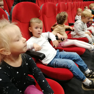 dzieci czekające na spektakl teatralny w Chojnickiego Centrum kultury