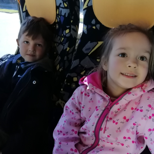 Dzieci w autobusie