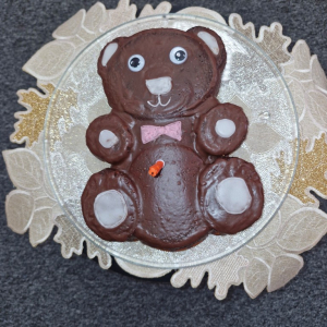Ciasto w kształcie misia upieczone dla dzieci z okazji Dnia Pluszowego Misia