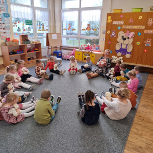 Dzieci kołyszą się z misiami do przodu i do tyłu