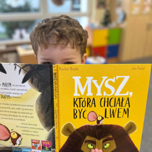 chłopiec z książką pt. "Mysz, która chciał być lwem"