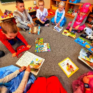 Zapoznanie dzieci z nowymi książkami w grupie Motyle