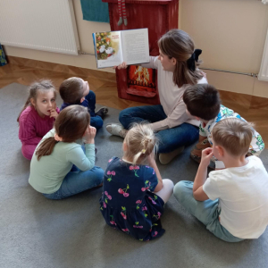 Czytanie bajki przez Panią Martynę w grupie Zuchy