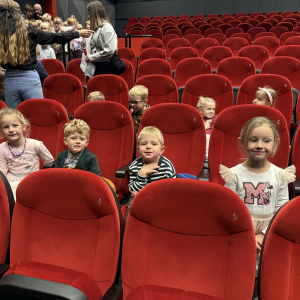 dzieci czekające na rozpoczęcie się spektaklu