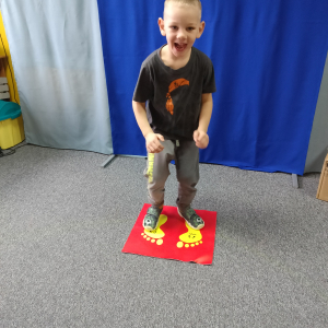 Chłopiec skaczący.