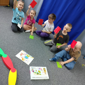 Dzieci grające w grę.