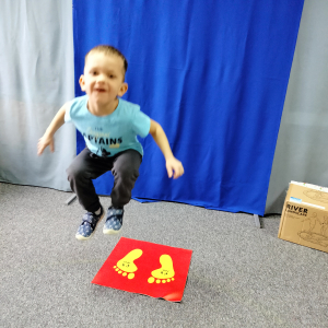 Chłopiec skaczący.