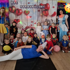 Dzieci i panie pozują do zdjęcia
