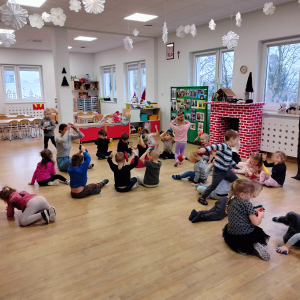 Dzieci bawiące się woreczkami.