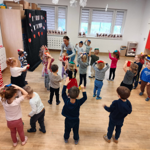 Dzieci bawiące się woreczkami.