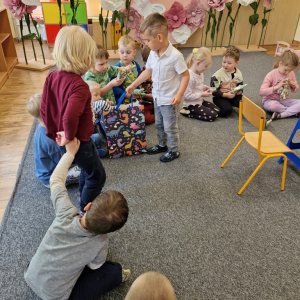 Chłopiec rozdaje upominki dzieciom