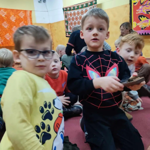 dwóch chłopców podczas spotkania