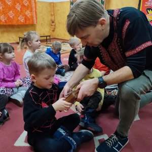 Chłopiec gra na instumencie