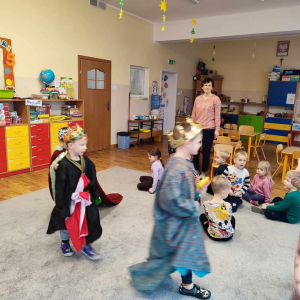 Trzech chłopców idzie w orszaku