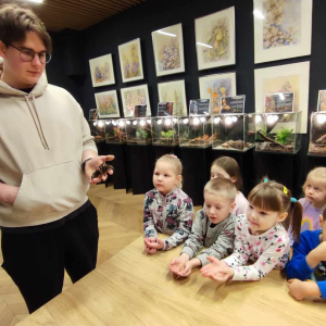 Dzieci oglądają karmienie szarańczy