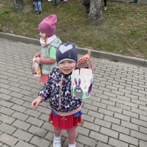 Dzieci szukają koszyków