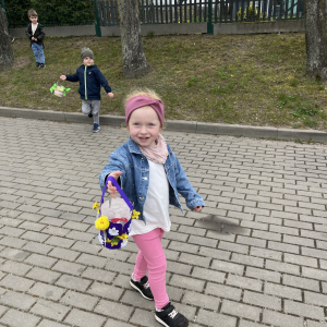 Dzieci szukają koszyków