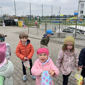 Dzieci szukają koszyków