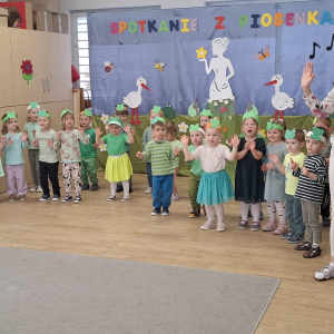 Dzieci śpiewają piosenkę