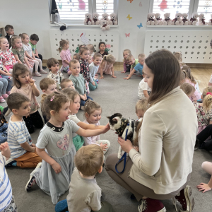 Dzieci głaszczą kota