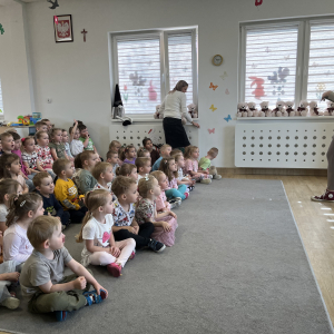 Dzieci podczas spotkania z pracownikami schroniska