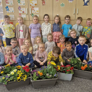 Uśmiechy wśród kwiatów – tak wygląda nauka przez zabawę w naszej grupie!