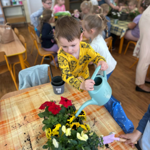 Wspólny wysiłek, piękne efekty – roślinki już posadzone i podlane!
