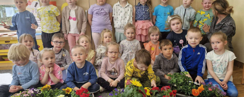 „Wiosna na dywanie i w doniczce – dzień pełen odkryć w grupie Misiaki”