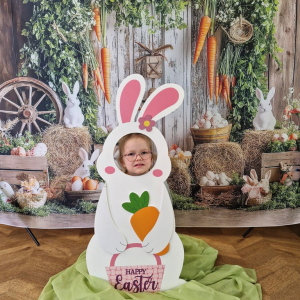 Dziewczynka w fotobudce "Zajączka"