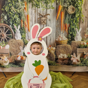 Chłopiec w fotobudce "Zajączka"