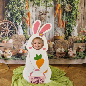 Chłopiec w fotobudce "Zajączka"