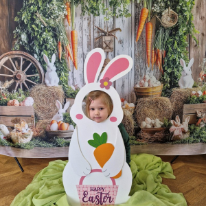 Dziewczynka w fotobudce "Zajączka"