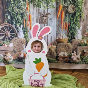 Dziewczynka w fotobudce "Zajączka"