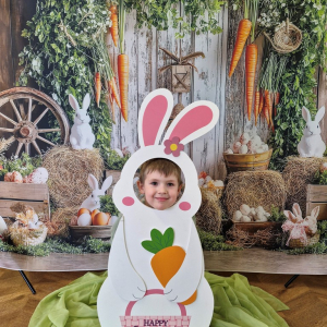 Chłopiec w fotobudce "Zajączka"
