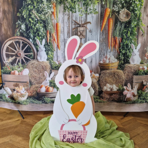 Dziewczynka w fotobudce "Zajączka"