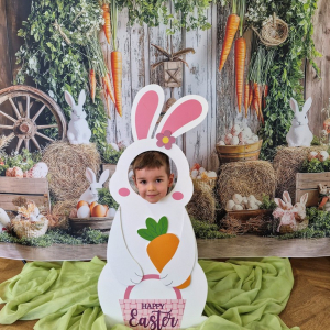 Chłopiec w fotobudce "Zajączka"
