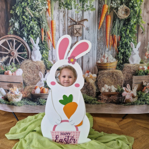 Dziewczynka w fotobudce "Zajączka"
