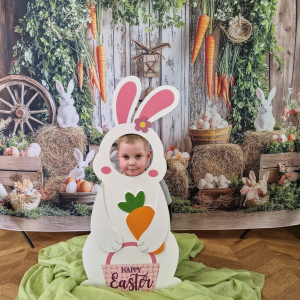 Chłopiec w fotobudce "Zajączka"