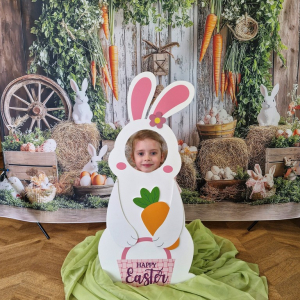 Dziewczynka w fotobudce "Zajączka"