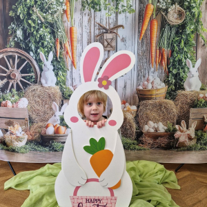 Chłopiec w fotobudce "Zajączka"