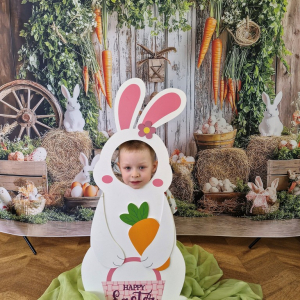 Chłopiec w fotobudce "Zajączka"