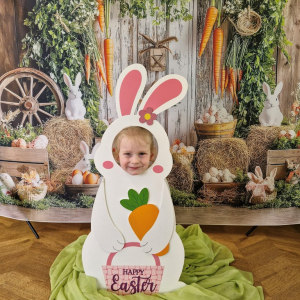 Dziewczynka w fotobudce "Zajączka"