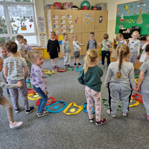 Dzieci podczas zabawy orientacyjno - porządkowej "Kraszanki"