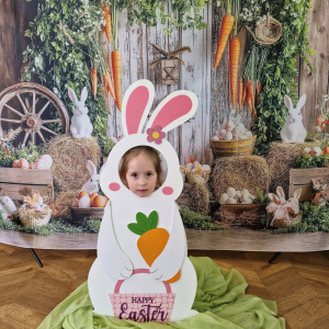 Dziewczynka w fotobudce "Zajączka"